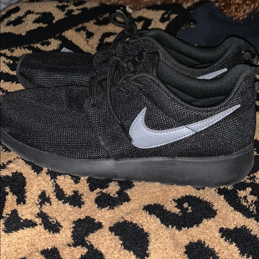 Black nike roshe sneakers-new